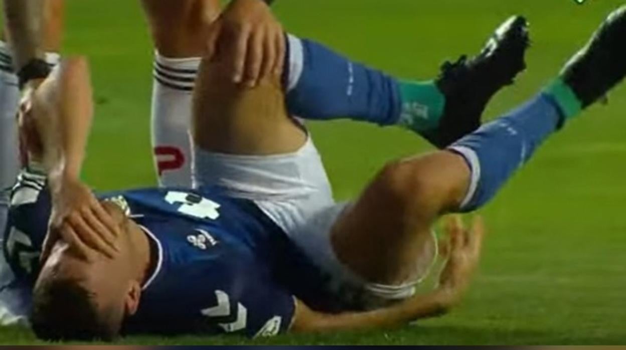 Canales se duele tras la entrada del rival