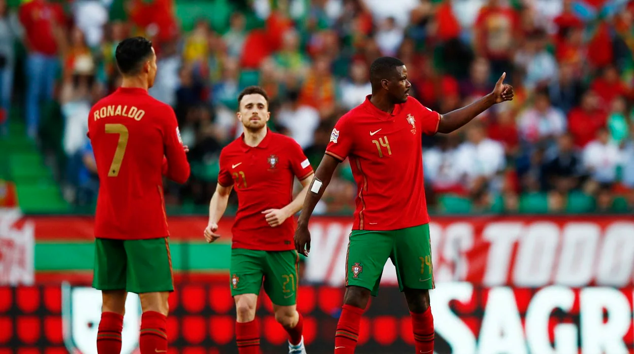 William Carvalho, Bruno Fernandes y Cristiano Ronaldo, en el Portugal-Suiza del pasado junio