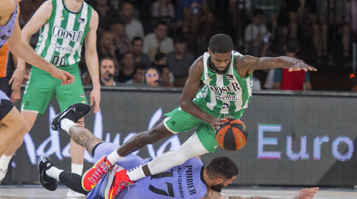BJ Johnson disputa un balón con el madridista Poirier en la Supercopa