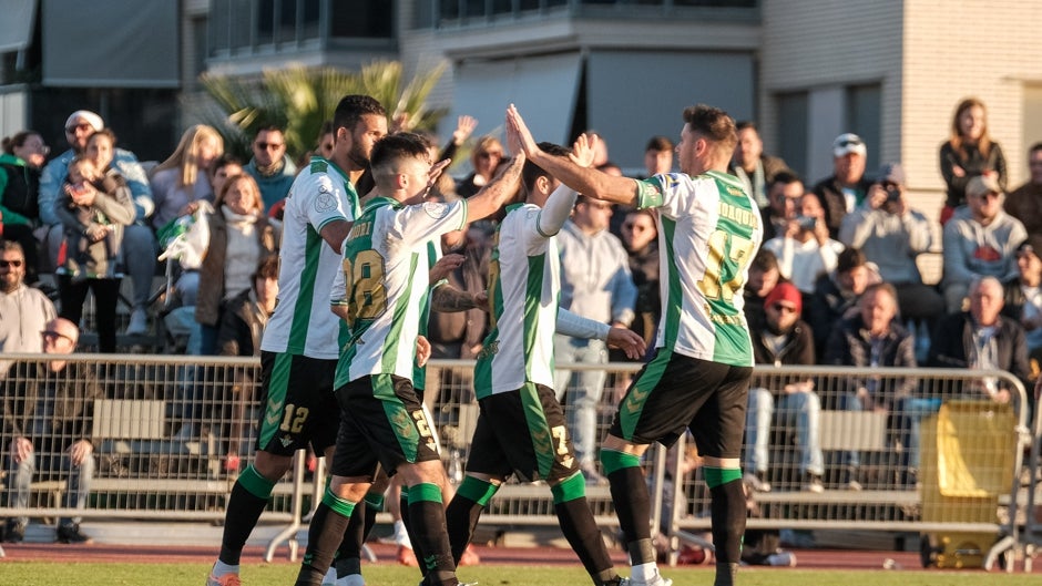 El árbitro le da el tercer gol del Betis a Murúa en propia puerta