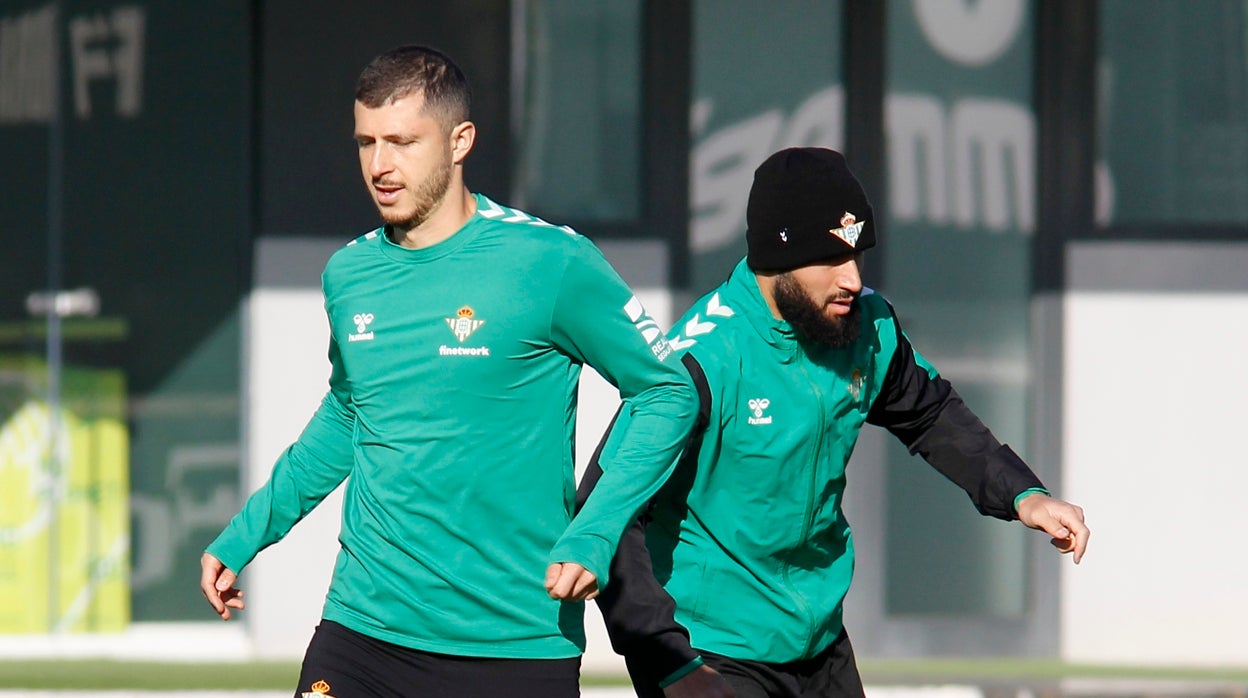 Guido Rodríguez y Fekir, durante un entrenamiento del Betis