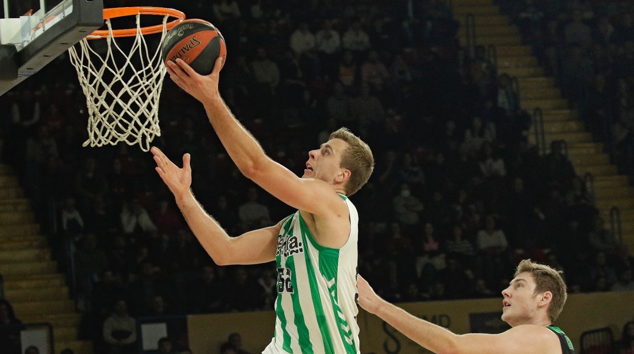 Gerun,, el mejor de los verdiblancos. anotando una bandeja contra el Joventut