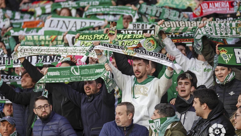 La afición bética se hizo notar en Almería
