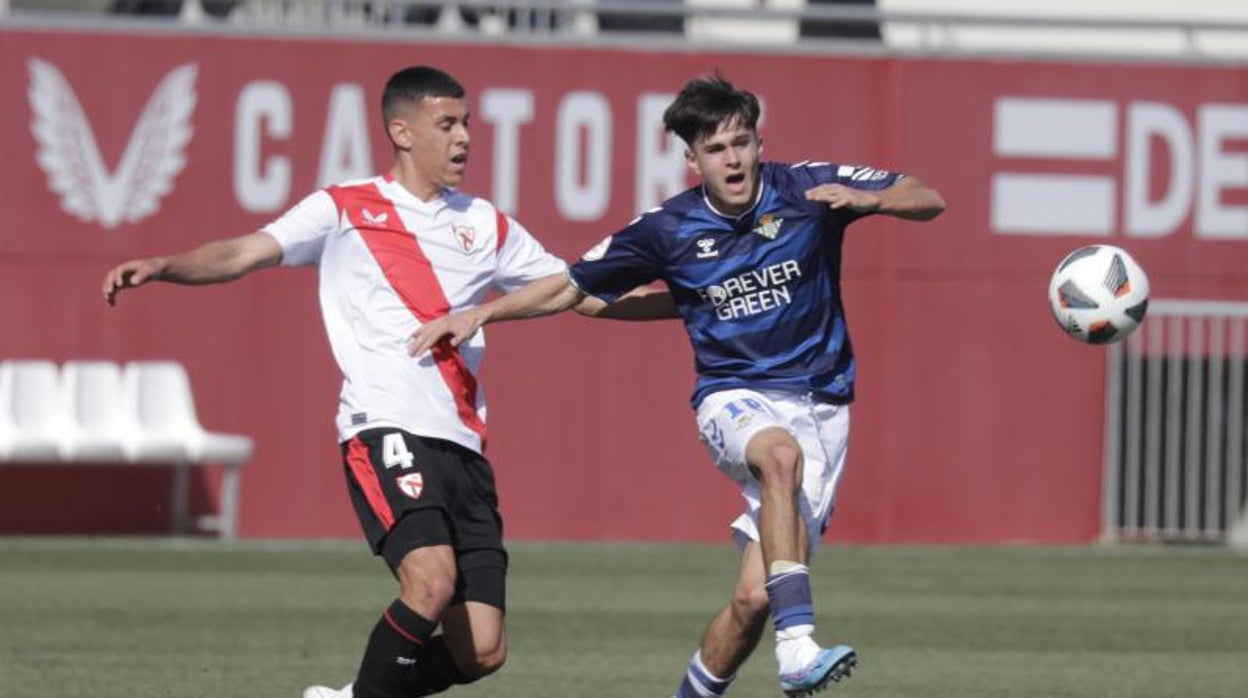 Joao Daniel presiona sobre el bético Dani Pérez en el Jesús Navas