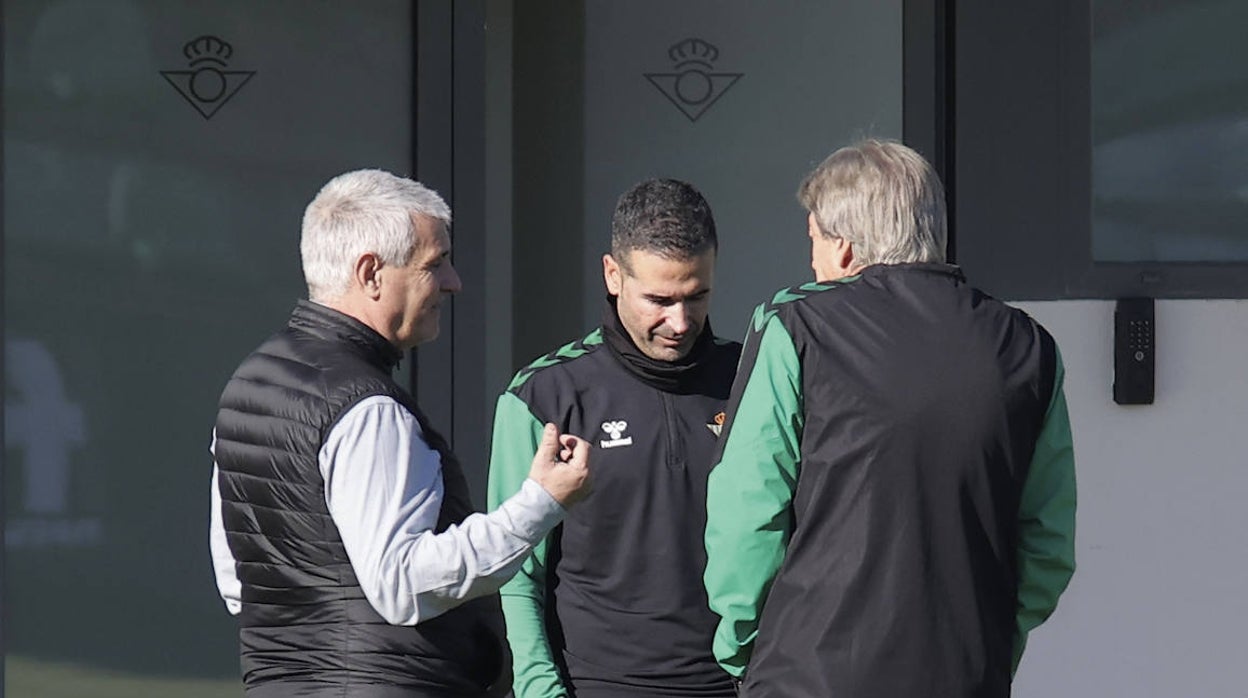 Antonio Cordón dialoga con Fernando y Manuel Pellegrini durante un entrenamiento del Betis