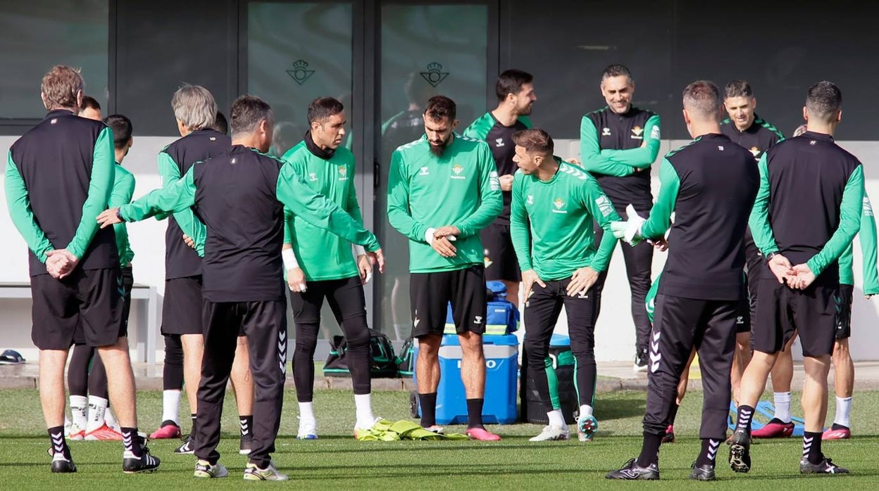 Los jugadores del Betis, antes de escuchar la charla de Pellegrini previa al entrenamiento en la ciudad deportiva