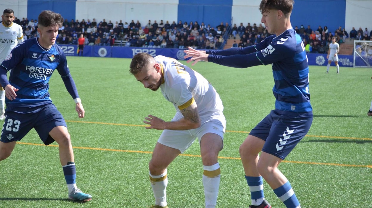 Ginés Sorroche mira cómo Álvaro Martínez presiona a Gonzalo