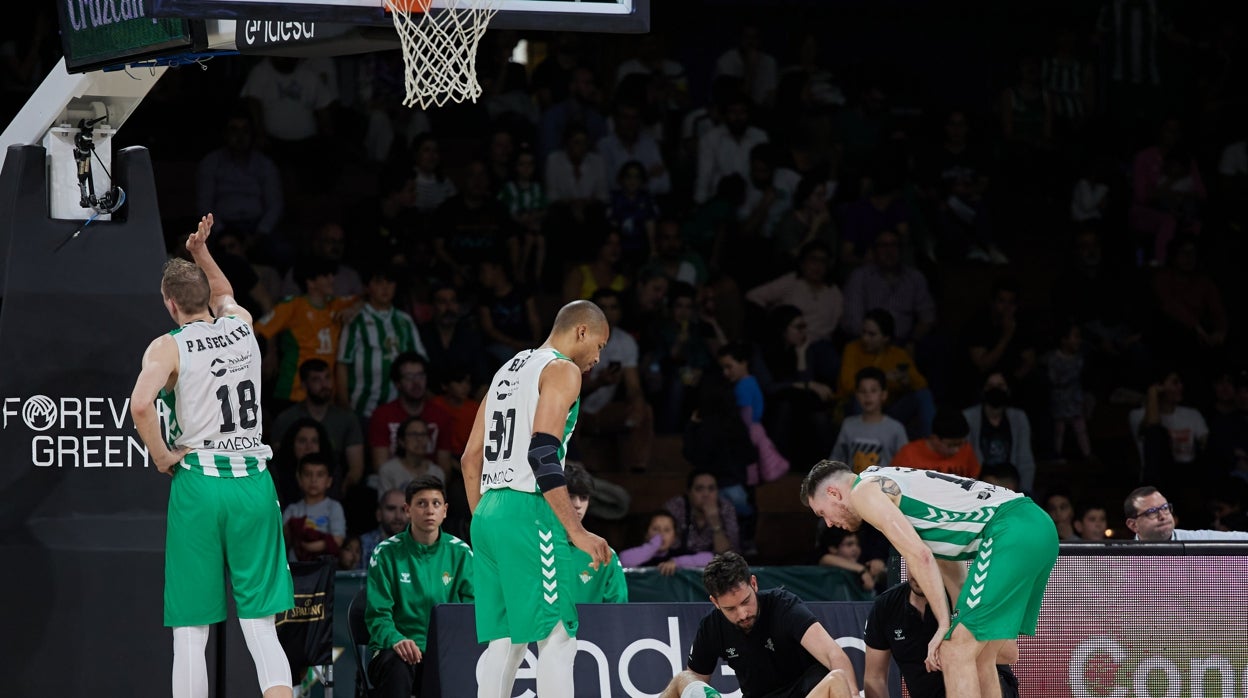 Los médicos del Betis Baloncesto atienden sobre la pista a Pozas