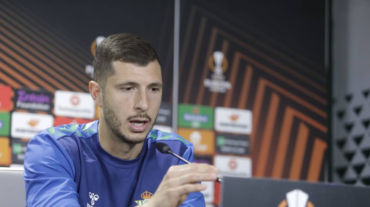 Guido Rodríguez, en la rueda de prensa previa al Betis - Manchester United