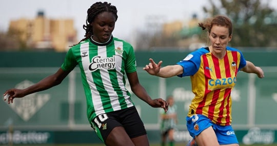 BABAJIDE CONTROLA ANTE UNA RIVAL DURANTE EL BETIS FÉMINAS - VALENCIA