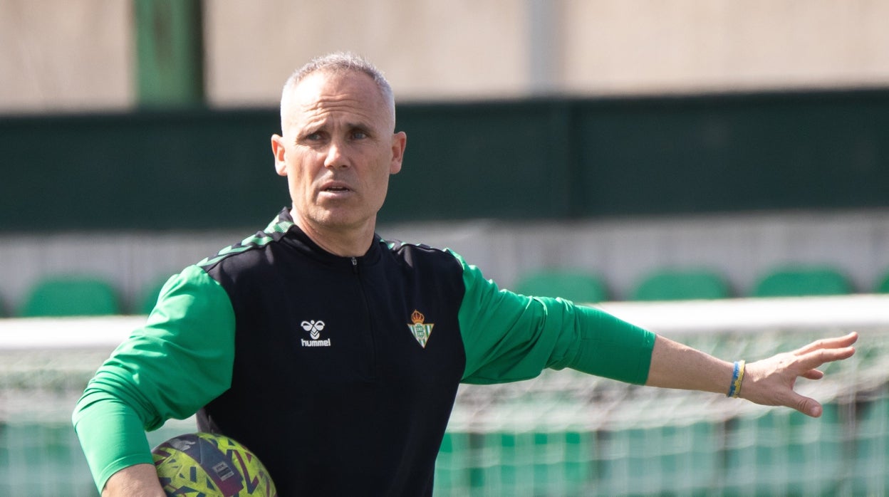 Gerardo García, técnico del Real Betis Féminas, durante un entrenamiento en la ciudad deportiva Luis del Sol