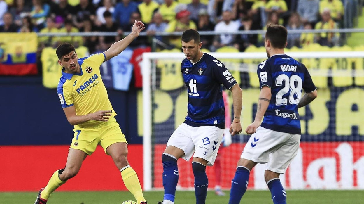 Guido Rodríguez da un pase ante Gerard Moreno en el Villarreal - Betis del pasado domingo en La Cerámica