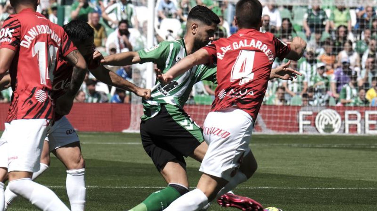 Ayoze recibe la presión de varios jugadores del Mallorca en el Villamarín