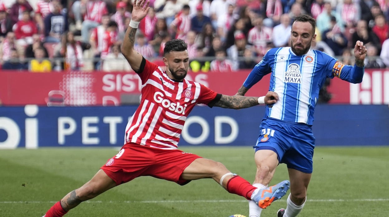 Sergi Darder trata de marcharse de un rival durante el Girona - Espanyol