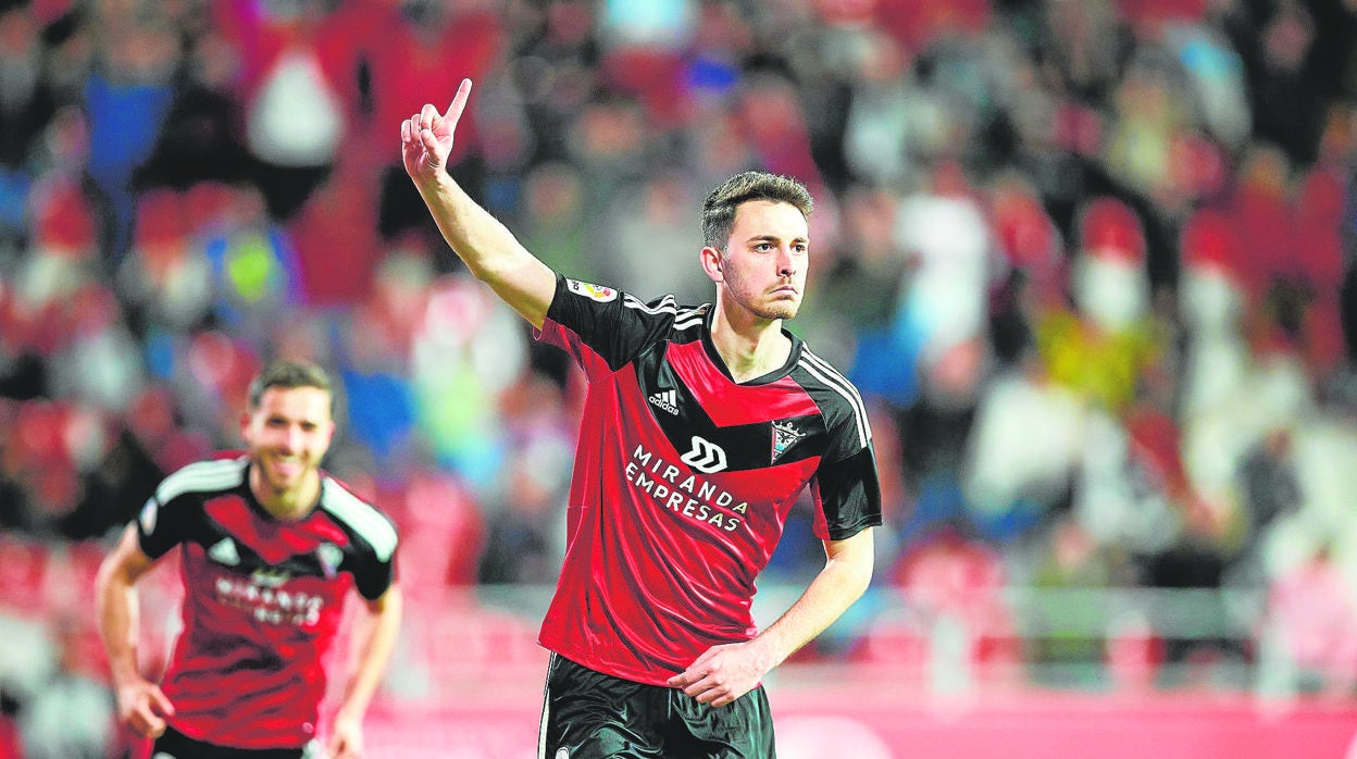 Raúl García de Haro celebra un gol con el Mirandés