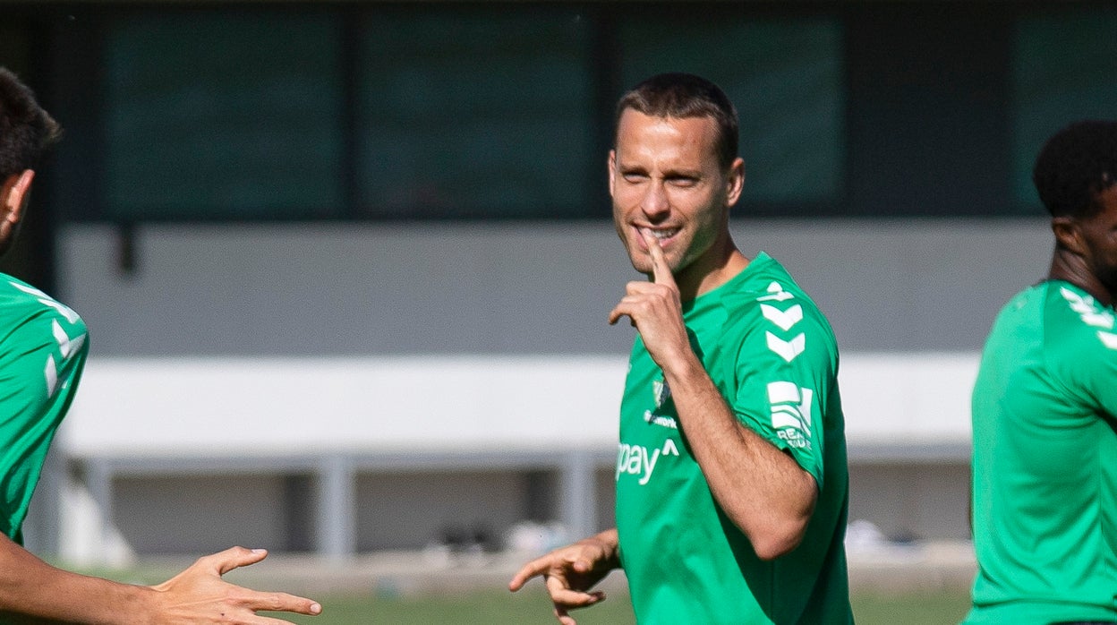 Sergio Canales durante el entrenamiento del Betis en la ciudad deportiva