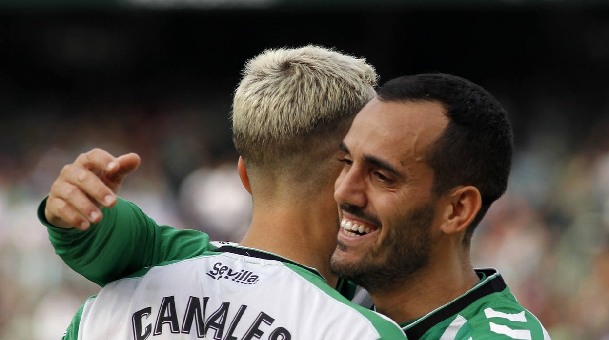 Juanmi abraza a Canales en un reciente partido del Betis