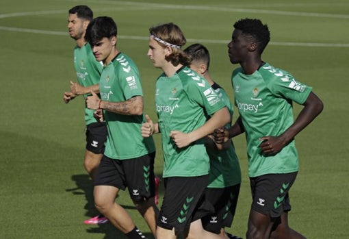 Assane Diao, un canterano en el primer plantel más junto a Juan Cruz, Félix y Rodri