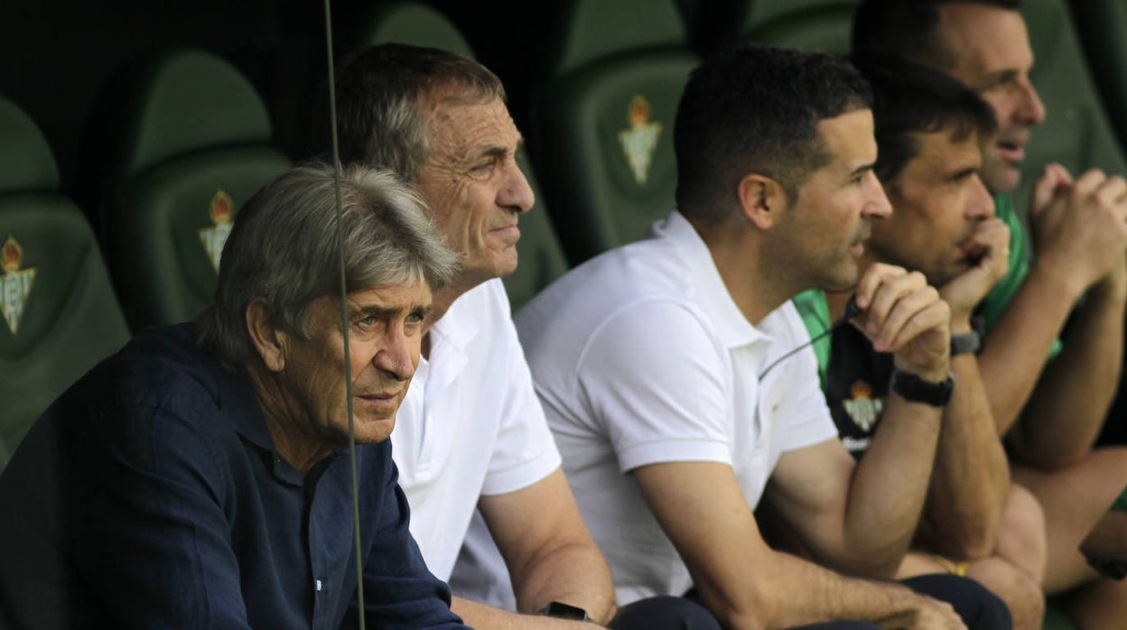 Pellegrini, en el banquillo del Betis junto a Cousillas, Fernando, Cabello y Doblas