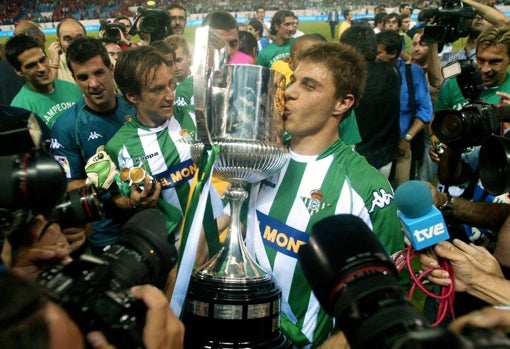 Joaquín besa la Copa del Rey conquistada por el Betis en el Vicente Calderón en 2005