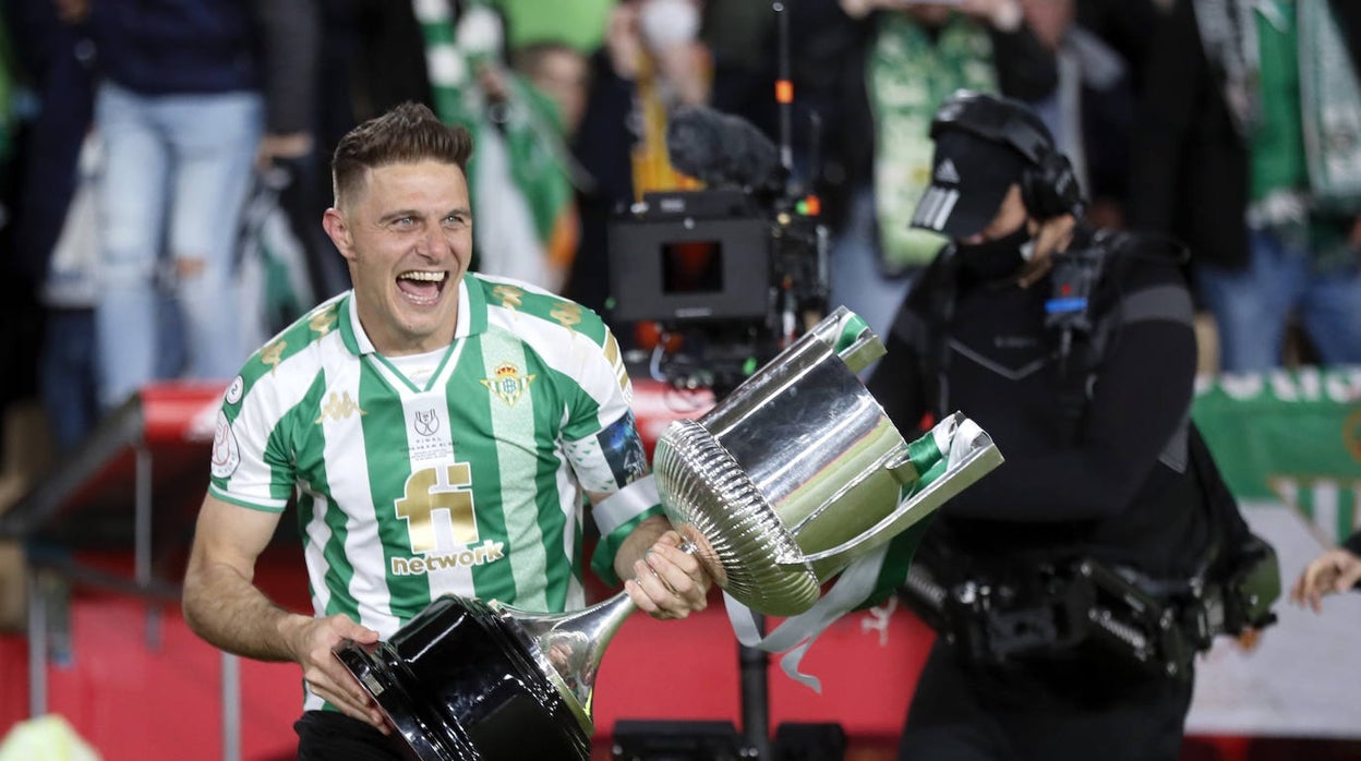 Joaquín lleva la Copa del Rey hacia sus compañeros tras la conquista del Betis de este trofeo en la Cartuja en abril de 2022