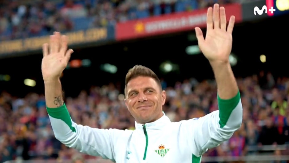 Joaquín levanta el aplauso del Camp Nou