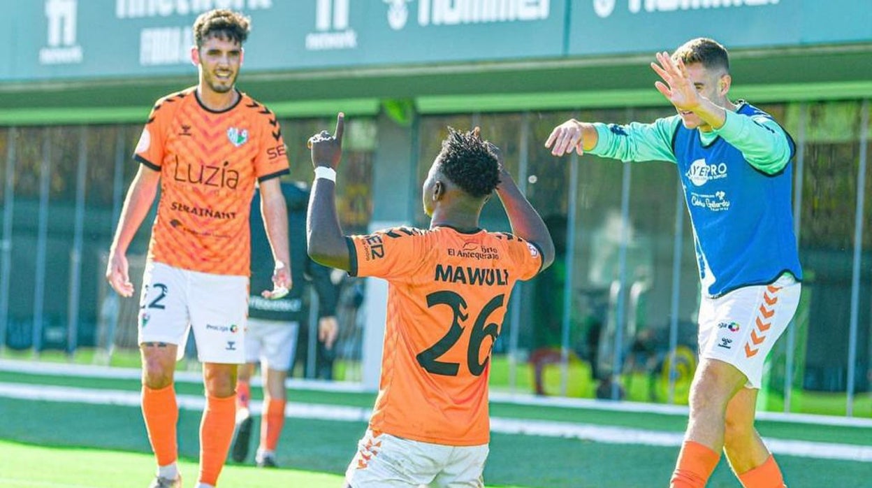 Mawuli celebra un gol en la ciudad deportiva Luis del Sol