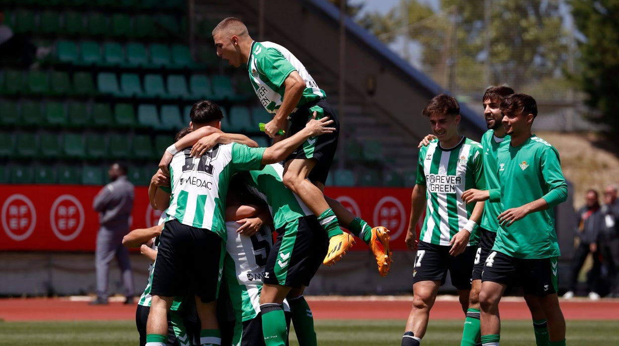 Pablo García se eleva sobre sus compañeros para celebrar uno de los goles firmados ante el Athletic de Bilbao