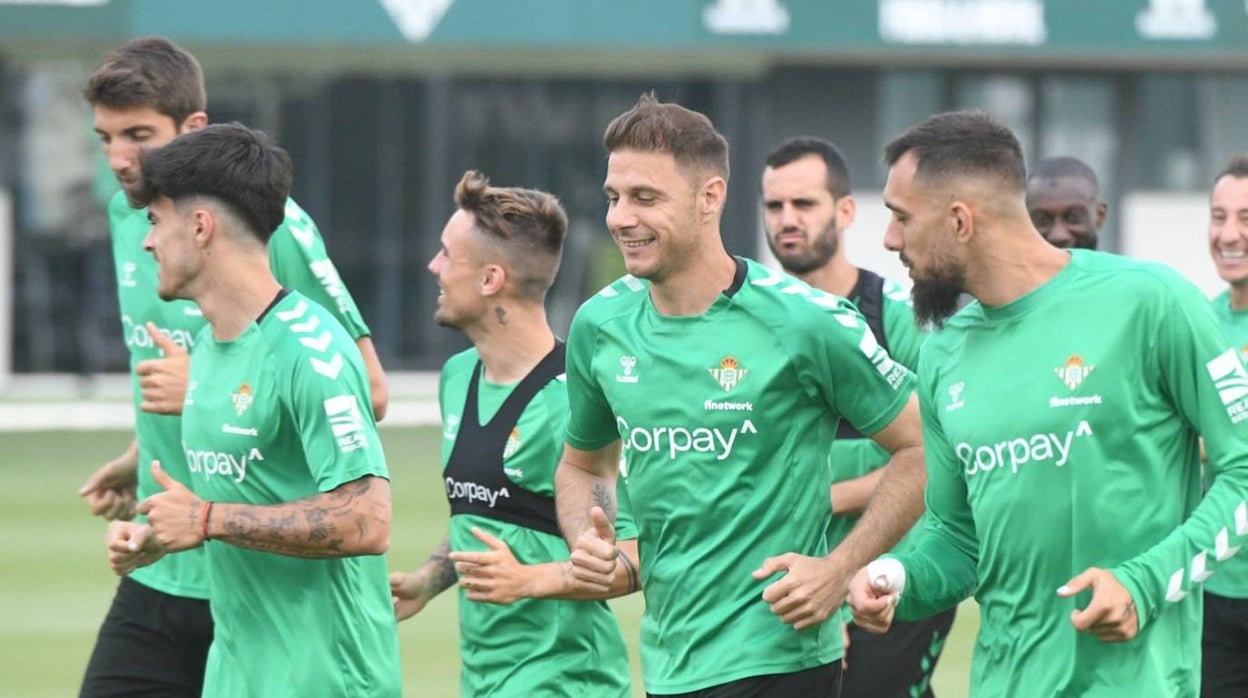 Joaquín hace carrera continua con sus compañeros del Betis en el entrenamiento en la ciudad deportiva Luis del Sol