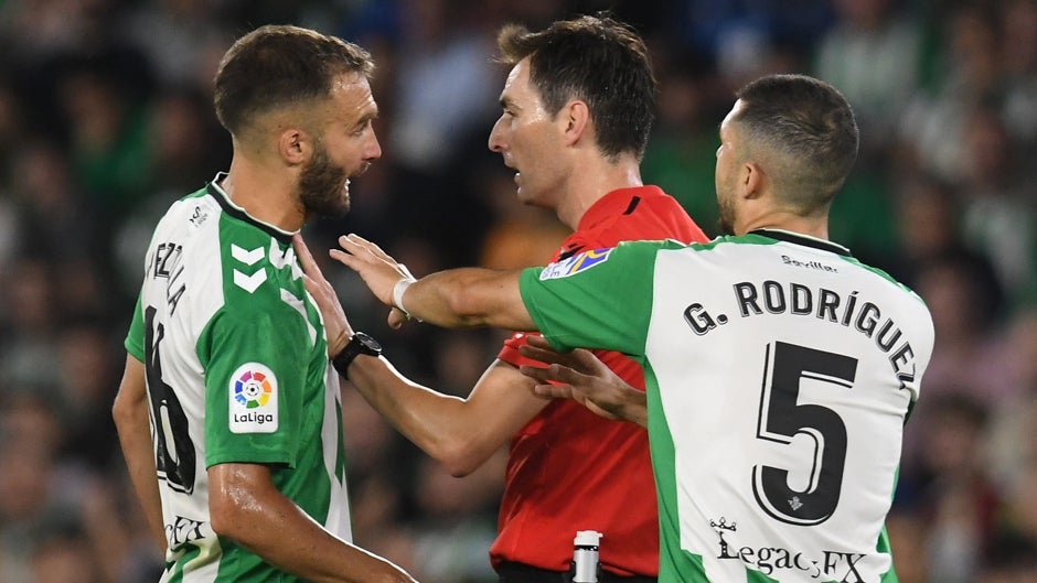El Betis bate su récord histórico de expulsiones con la última de Pezzella