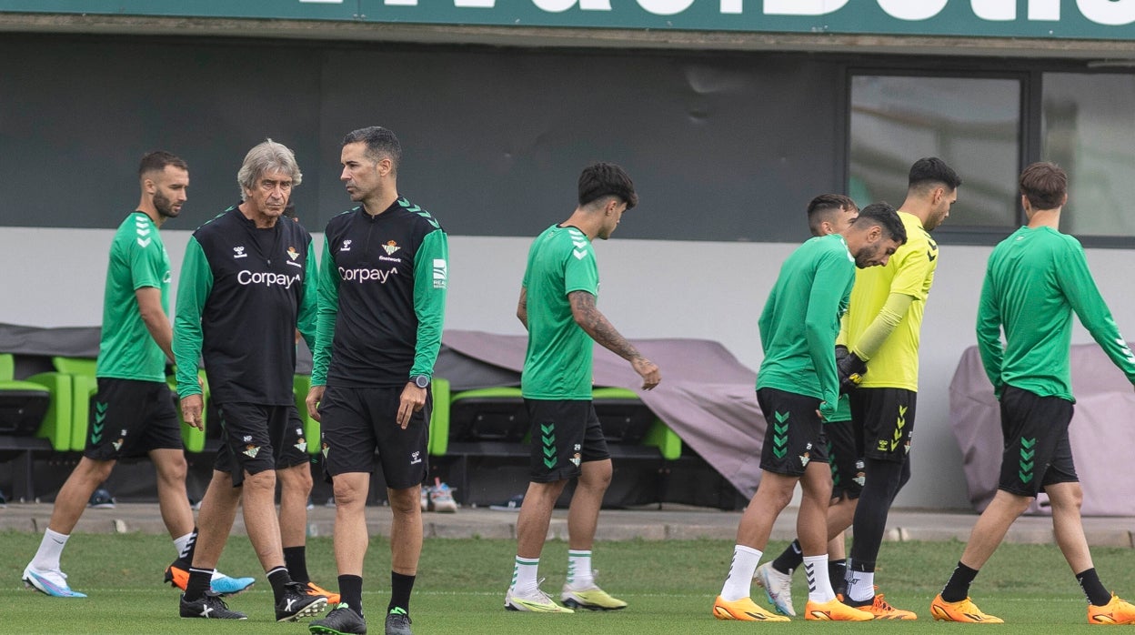 Pellegrini, Fernando y varios futbolistas, en el inicio del entrenamiento de este martes