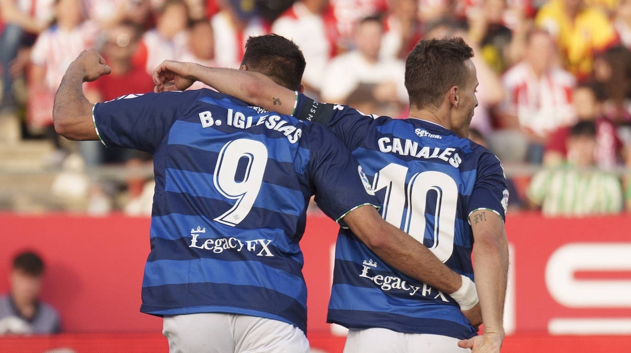 Borja Iglesias celebra con Canales el 1-2 del Betis en Girona