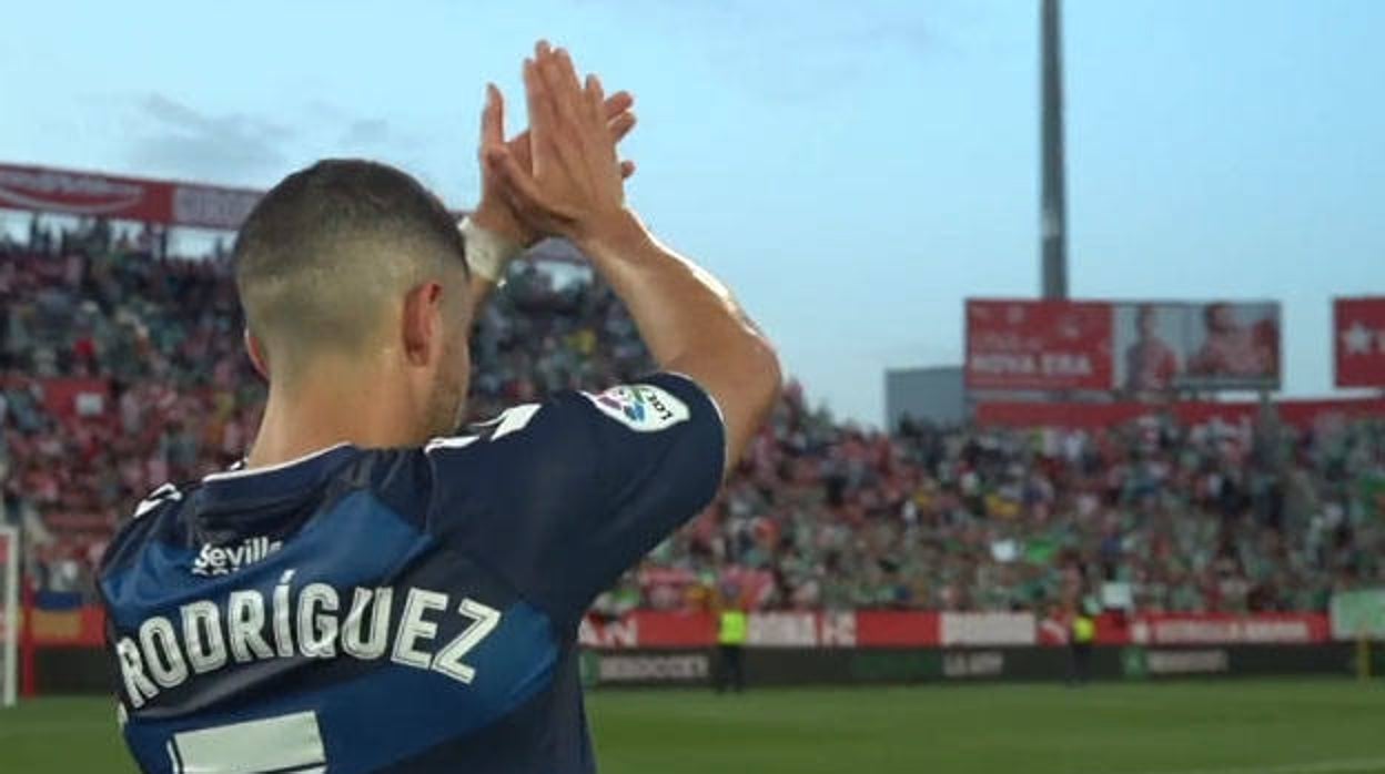 Guido Rodríguez aplaude a la afición del Betis en Montilivi