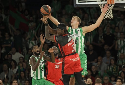 Gerun, defendiendo a Bropleh en el Betis Baloncesto - Covirán Granada