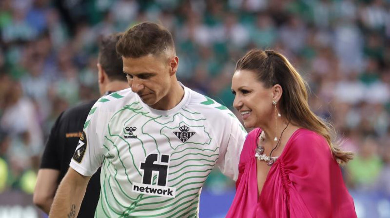 Joaquín , junto a la Niña Pastori, en los prolegómenos del partido de este martes