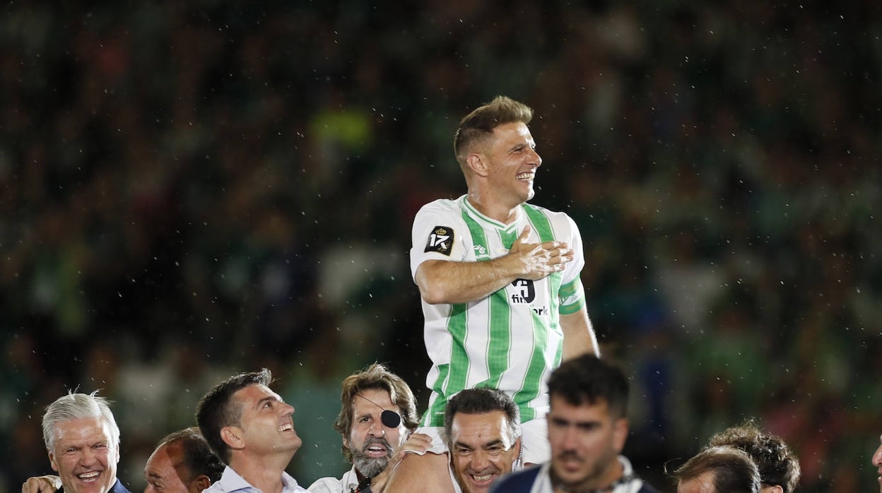 Joaquín, a hombros en el Benito Villamarín