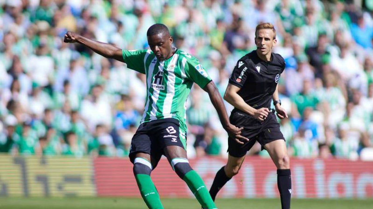 William Carvalho golpea el balón con la izquierda durante un partido