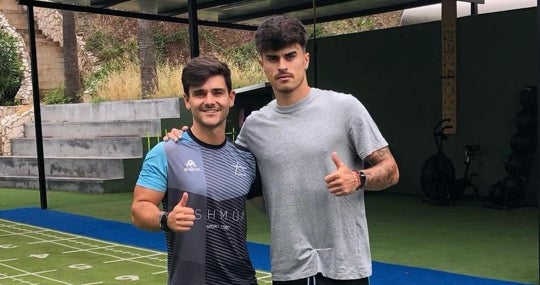 Cruz posa junto a Antonio Luque, su preparador físico personal en Málaga