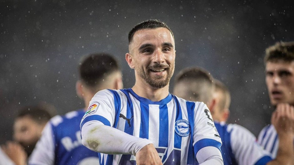 Rober regresa al Betis tras ascender a Primera división con el Alavés
