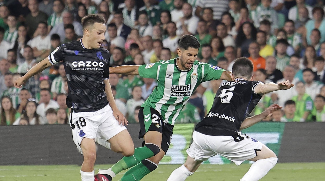 Ayoze intenta driblar a dos jugadores de la Real Sociedad en el partido jugado en el Villamarín