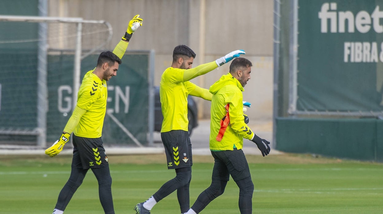 Dani Martín, Rui Silva y Claudio Bravo, en uno de los últimos entrenamientos del Betis de la temporada 22-23