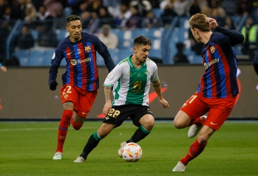 Rodri conduce el balón en el Betis-Barcelona de semifinales de la Supercopa de España 22-23