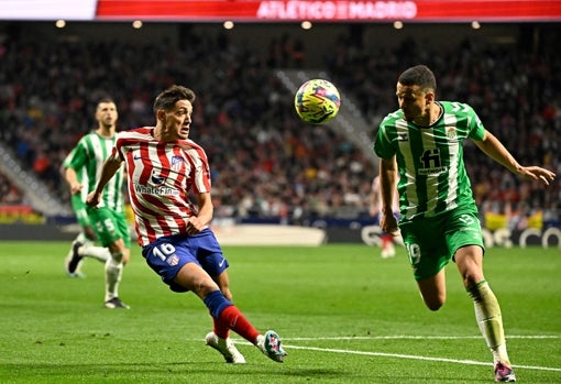 Luiz Felipe, ante Nahuel Molina en el Atlético de Madrid - Betis