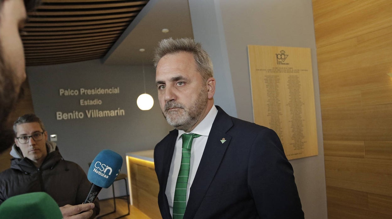 Fernando Moral, en el antepalco del Estadio Benito Villamarín