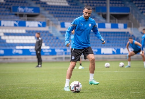 Rober, en un entrenamiento con el Alavés