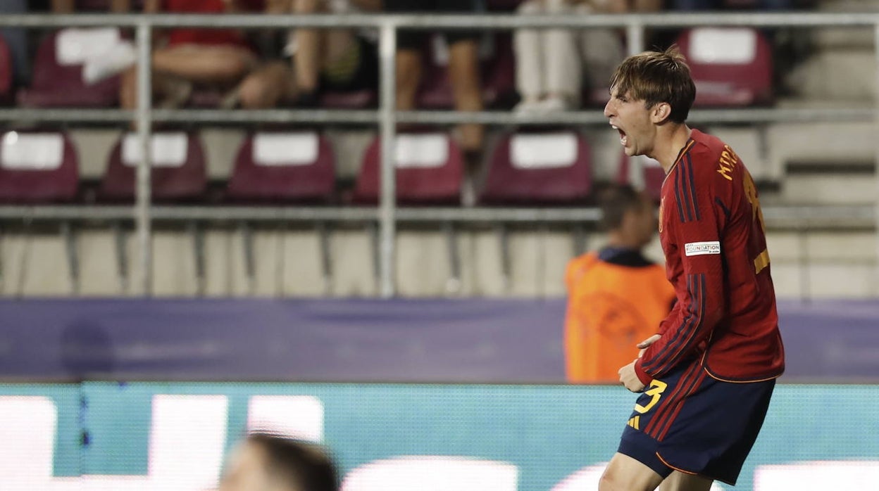 Miranda celebra con rabia el gol que marcó anoche a Suiza y que sirvió para que España consiguiese el pase a las semifinales de la Eurocopa sub 21