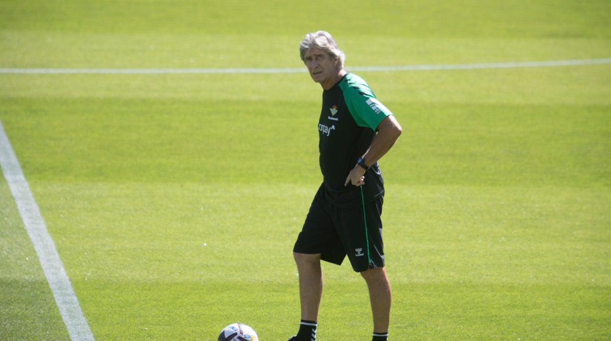 Manuel Pellegrini, en uno de los últimos entrenamientos del Betis del curso 22-23