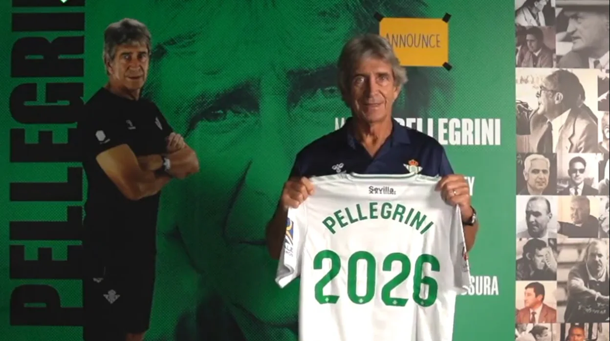 Manuel Pellegrini posa con la camiseta que luce su nueva vinculación con el Betis