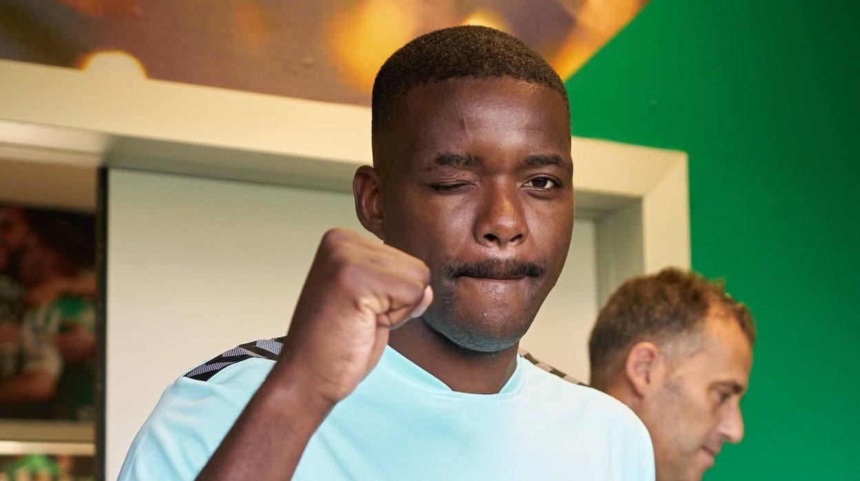 William Carvalho hace un gesto en el primer día de la pretemporada 2023-24 con el Betis