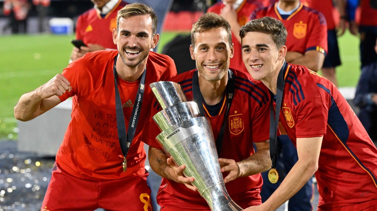 Fabián, Canales y Gavi, con el título de la Nations League ganado por España